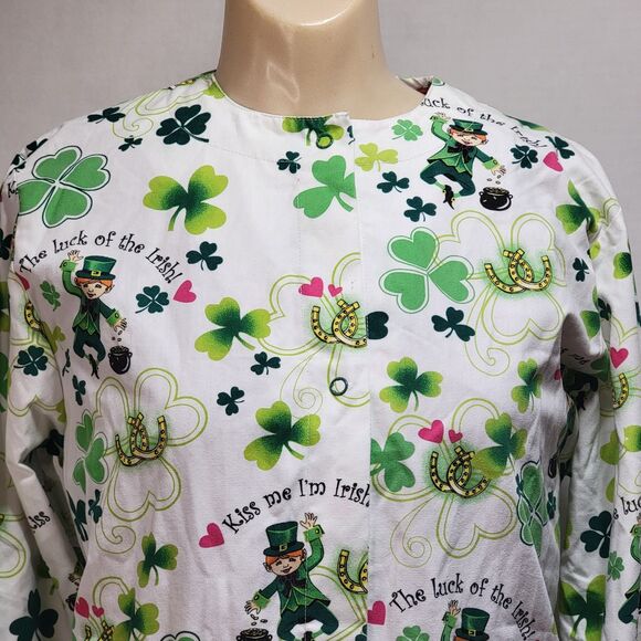Uniform Advantage LS Scrub Jacket St. Patrick's Day "Kiss Me I'm Irish" Size XS - Picture 2 of 4